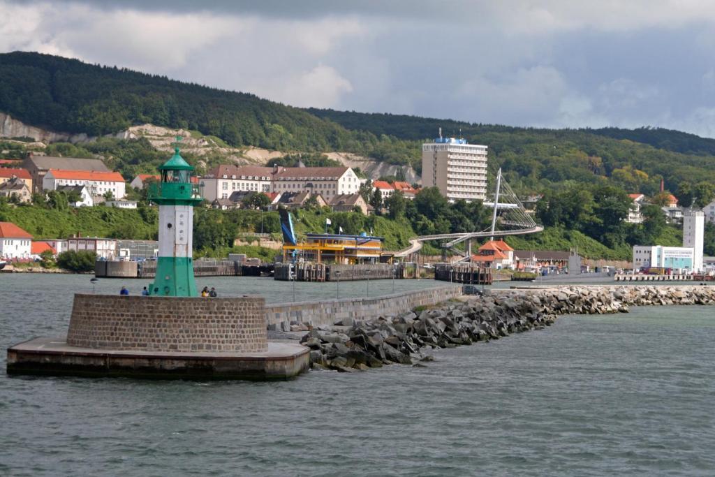 Pension & Ferienwohnungen Schneidereit Sassnitz Exteriör bild